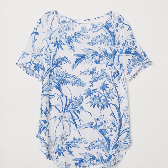 H&M Top in woven, crêped viscose with short sleeves and a rounded hem. - Picture 2 of 7